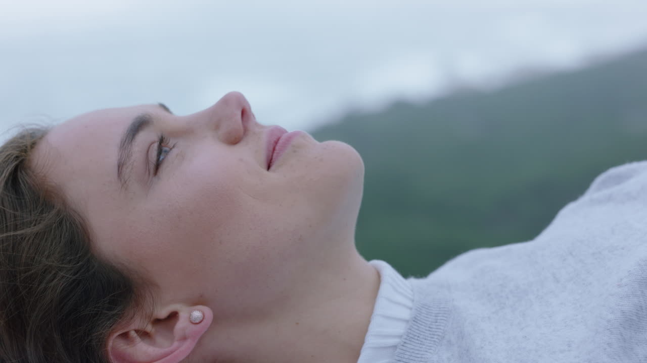 초상화 행복 한 여자 풀 에 누워 평화로운 명상 을 즐기고 자연 에서 휴식을 취하고 무모 한 생활 방식 을 탐구 하고 있다