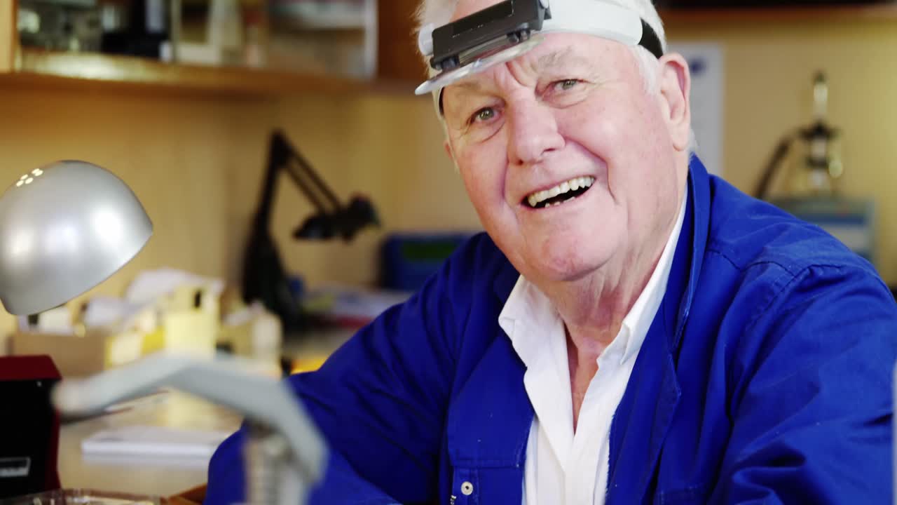 시계 를 수리 하는 시계 전문가