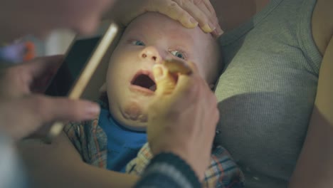 El-Pediatra-Examina-La-Garganta-Del-Bebé-Con-La-Madre-En-Casa.