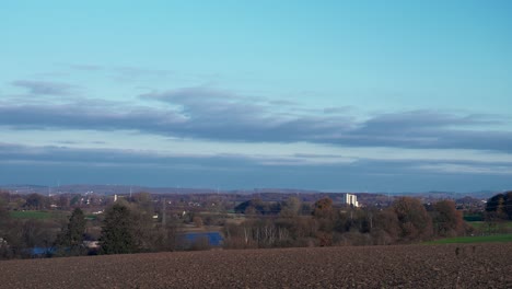 Ein-Sich-Verengender-Horizont-Auf-Einer-Hügeligen-Ebene-Mit-Weitem-Blick