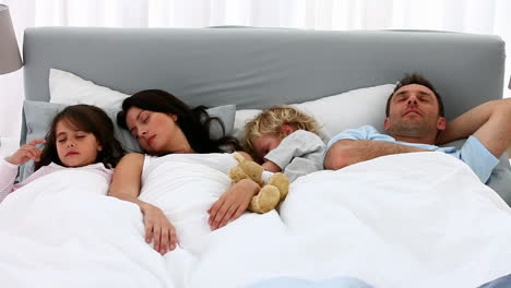 Cute-family-sleeping-together