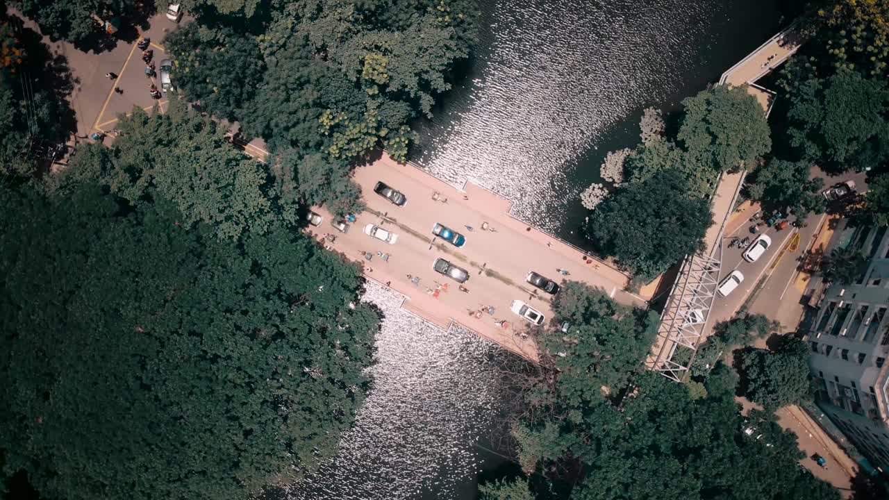 다리의 영역 보기, 차량이 통과하고 있습니다.