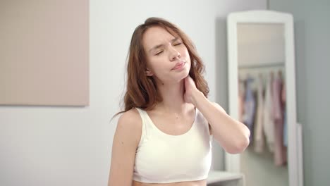 mujer joven que siente dolor de cuello. atención médica femenina. problema de esqueleto femenino