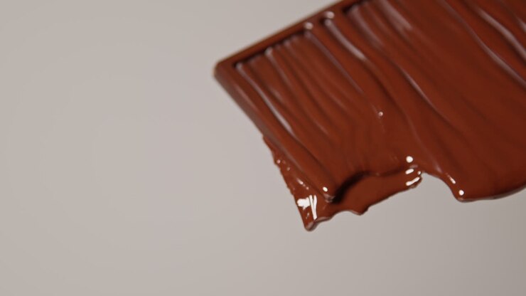 Primo piano di una tavoletta di cioccolato che si scioglie su sfondo bianco con spazio per il testo 1