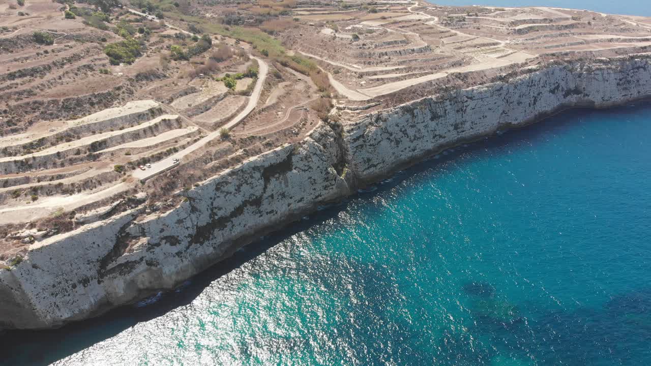 video aéreo de drones del oeste de malta, área de mgarr, bahía de fomm ir-rih
