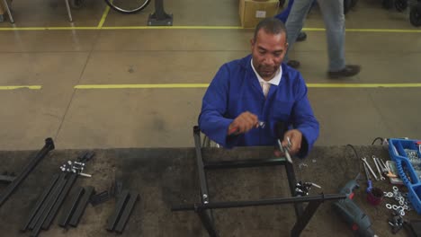 hombre discapacitado en el trabajo