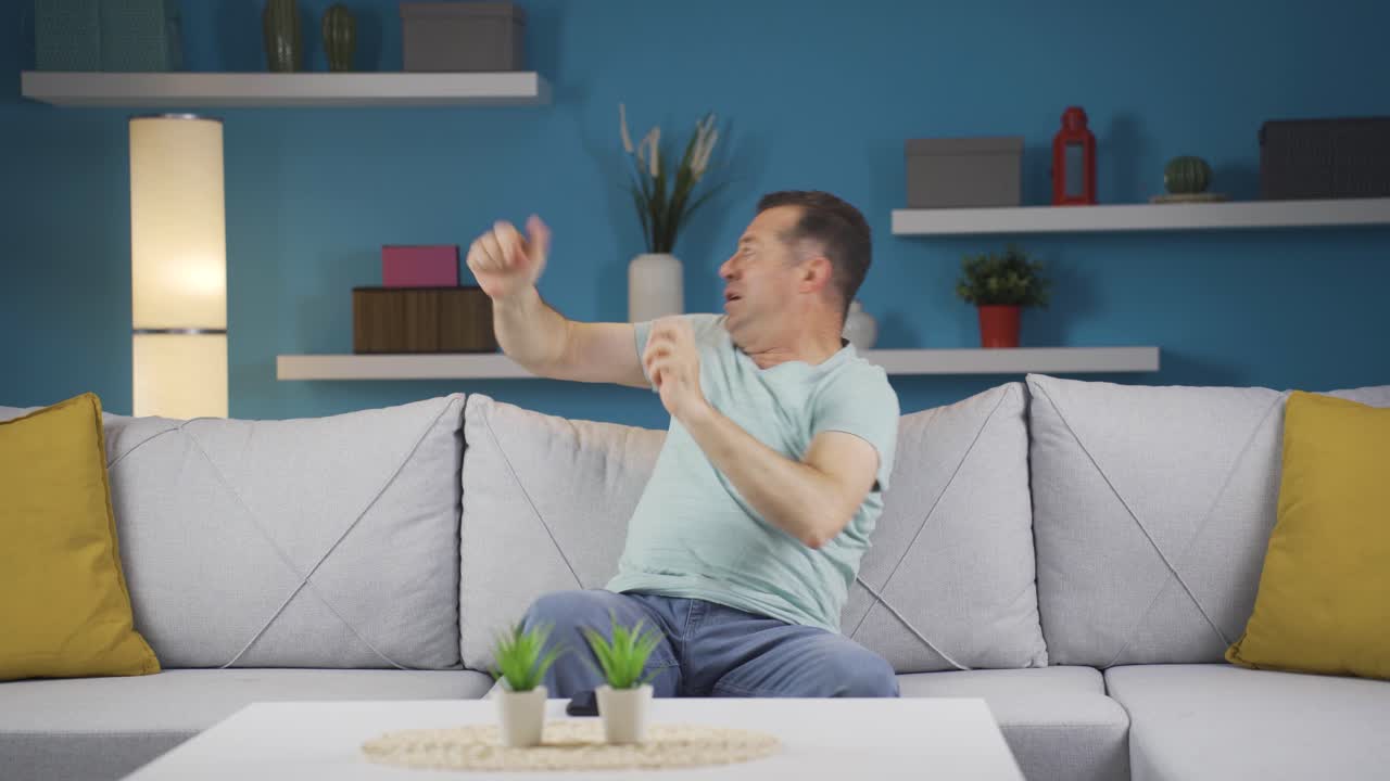 집을 둘러보는 편집증에 걸린 남자