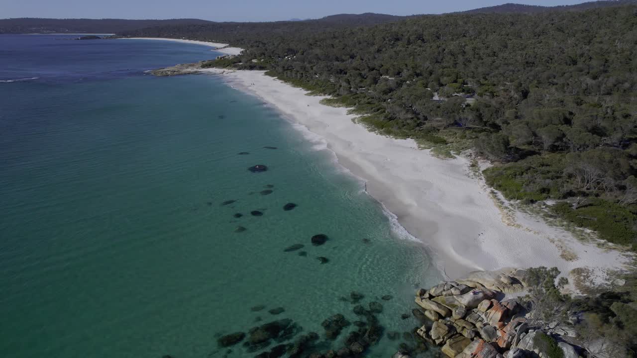 Cosy Corner North con bellissima spiaggia in Tasmania, Australia - Ripresa aerea con drone