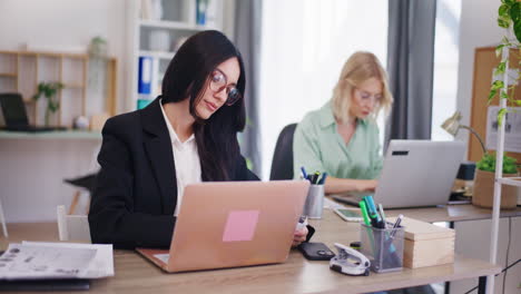 Confident-Businesswoman-Analyzes-Financial-Report-on-Laptop