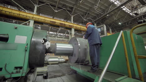 trabajo de metales en una fábrica