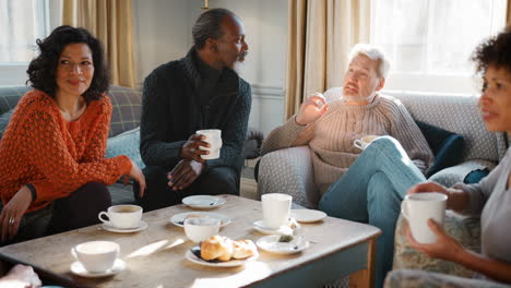 Gruppe-Von-Freunden-Mittleren-Alters,-Die-Sich-Im-Café-Am-Tisch-Treffen?