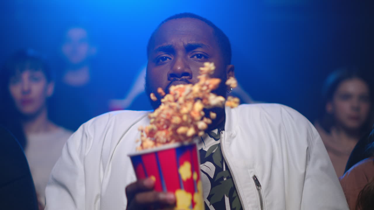 hombre afroamericano que se siente asustado en el cine