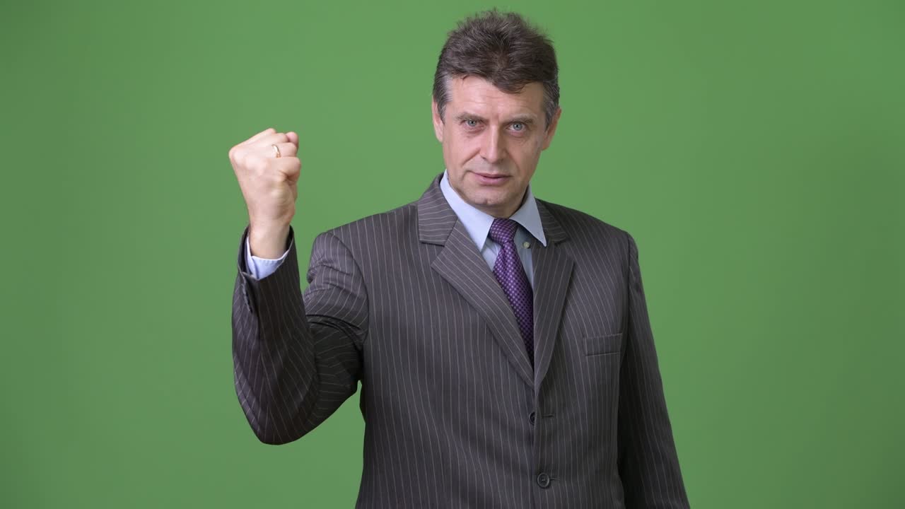 녹색 배경에 성숙한 잘생긴 사업가