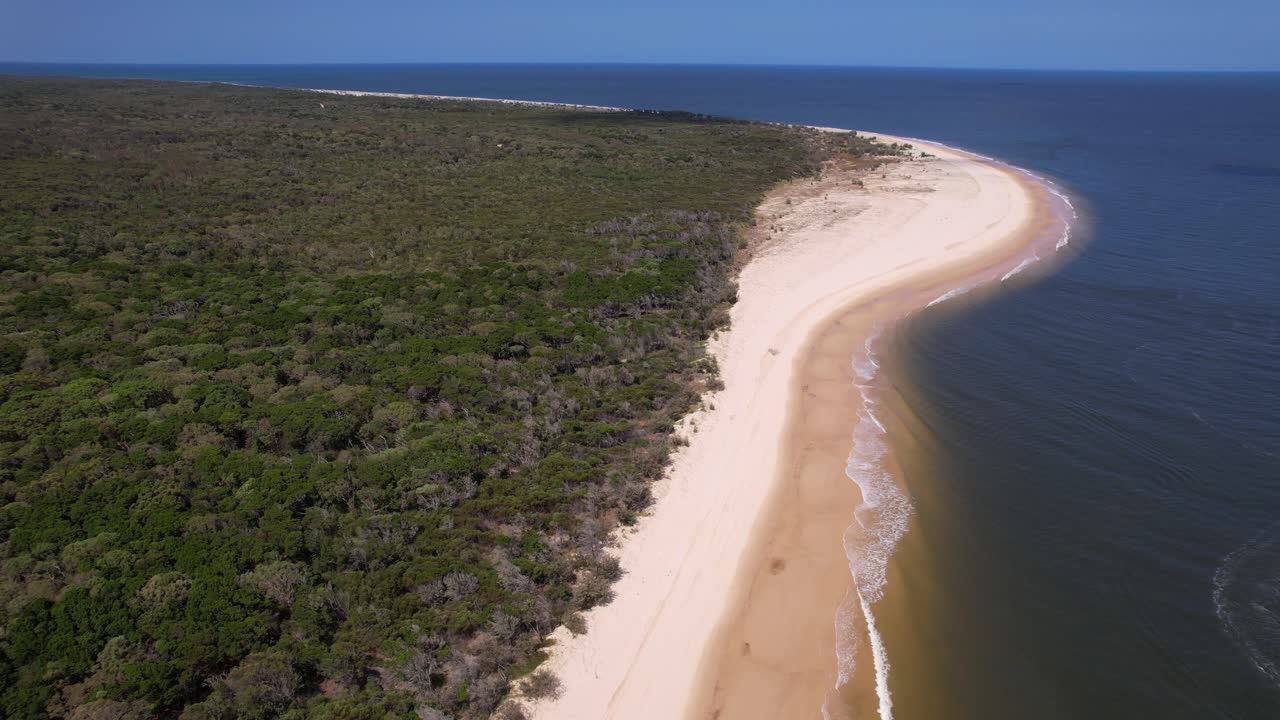 Paesaggio tranquillo della spiaggia, Rainbow Beach nel Queensland, Australia - Ripresa con drone