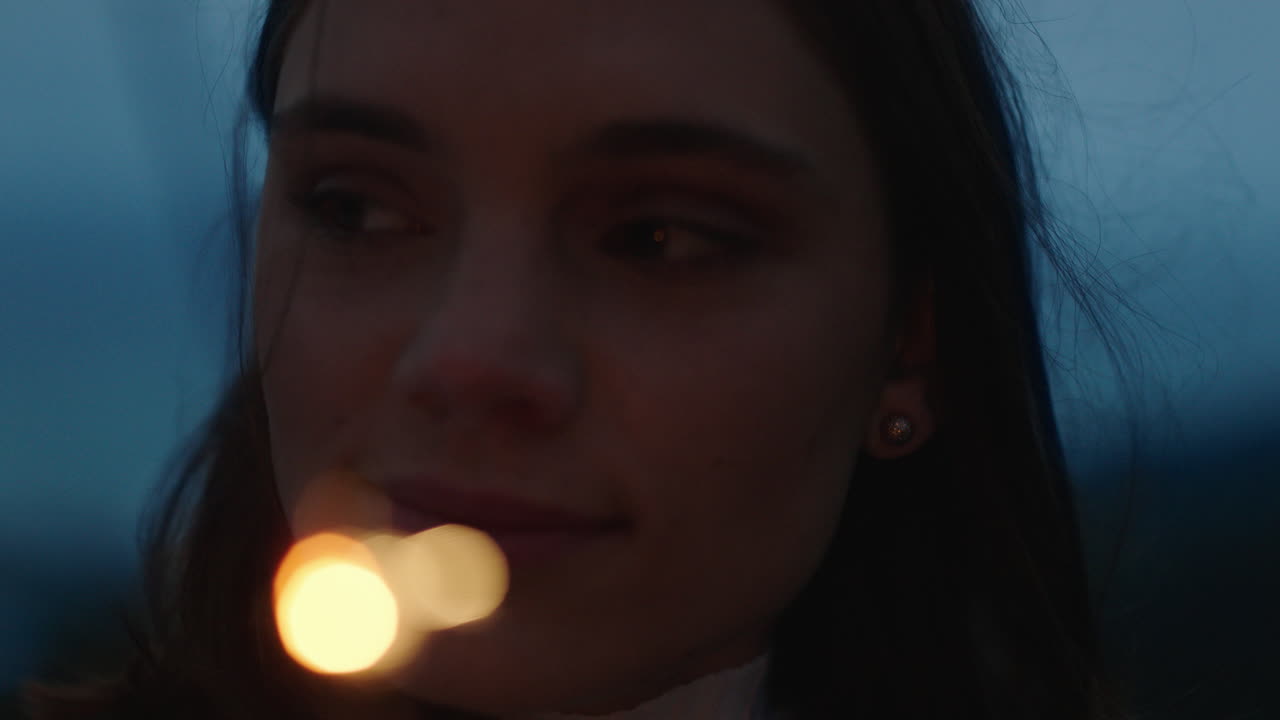 cerrar bengalas mujer feliz celebrando el día de la independencia disfrutando de la celebración de año nuevo divirtiéndose con fuegos artificiales festivos en la playa al atardecer