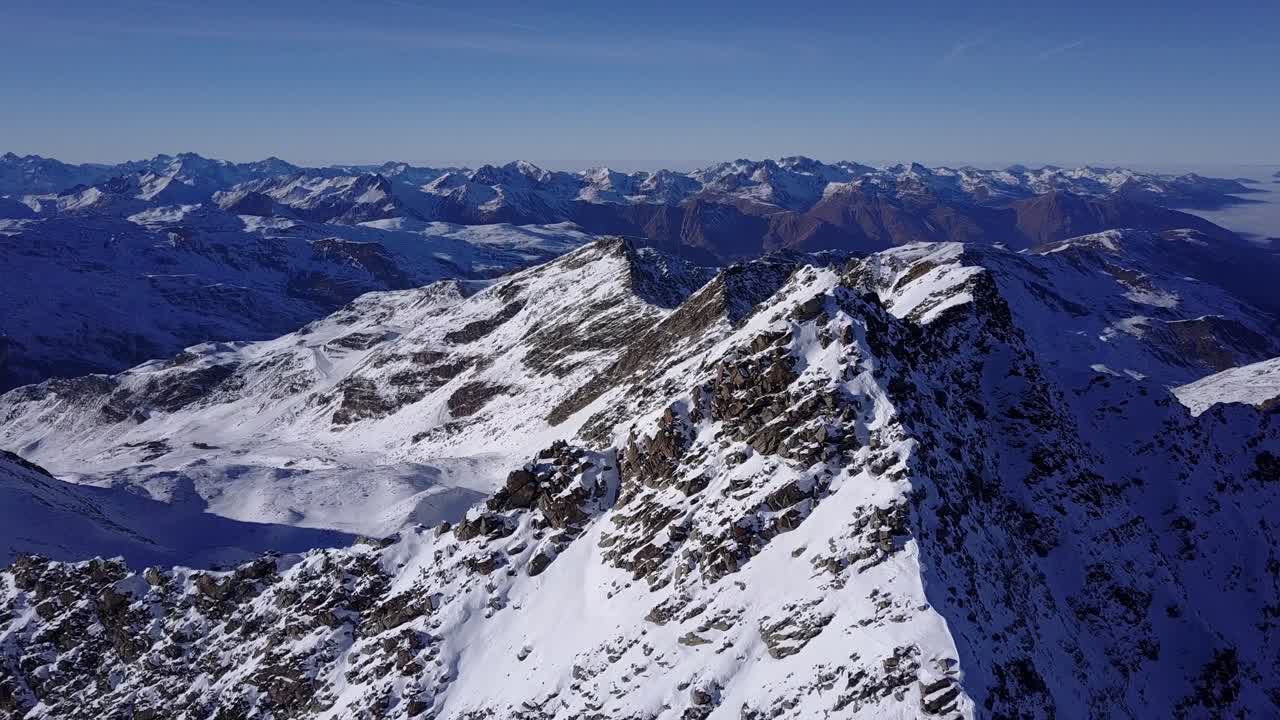picos alpinos cubiertos de nieve en invierno