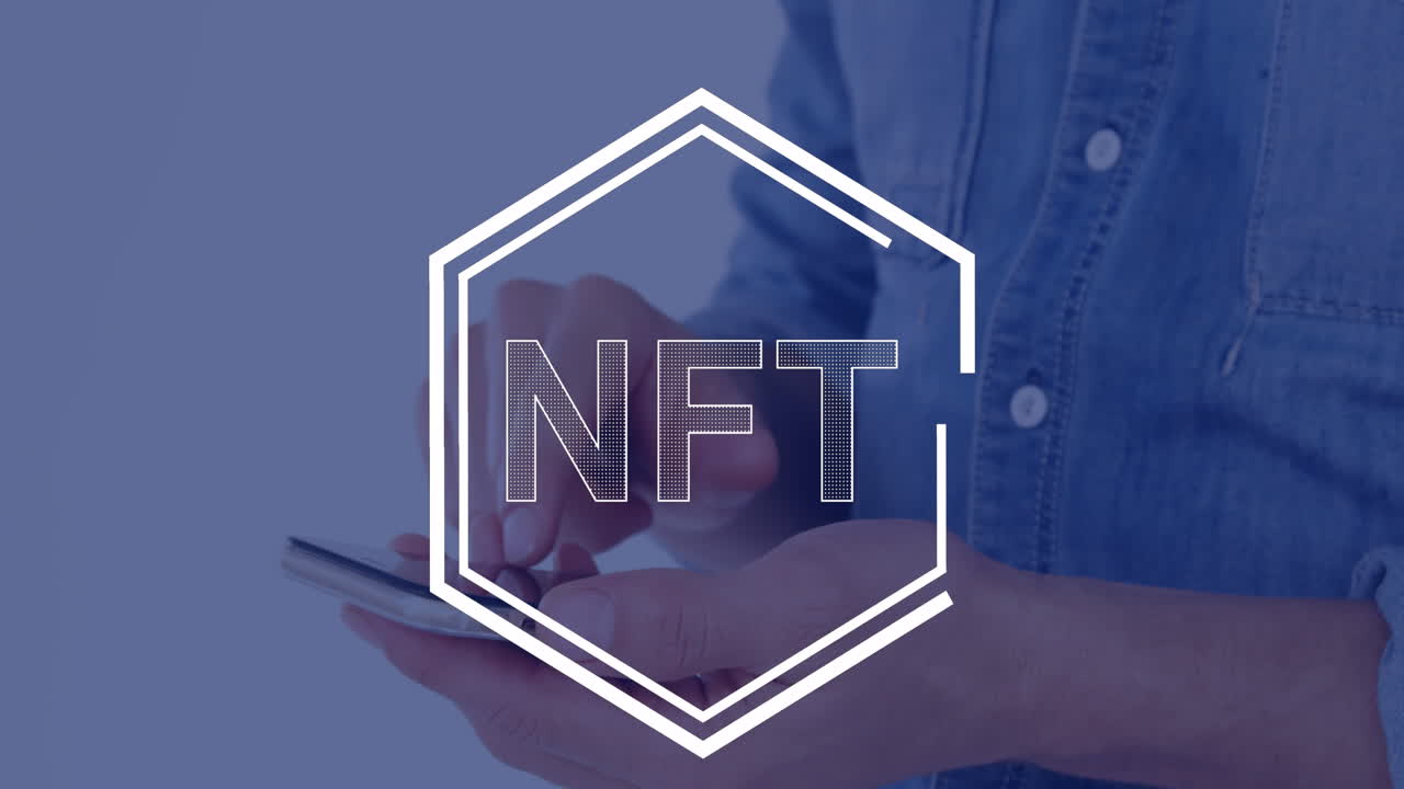 animación de nft en hexágono sobre las manos de un hombre caucásico usando un teléfono inteligente