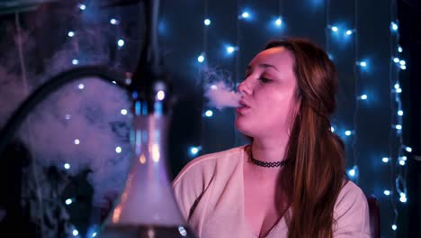 mujer fumando narguile