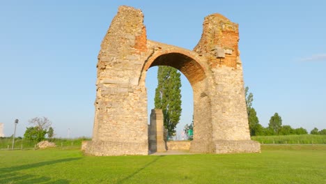 Majestuoso-Arco-Triunfal-Romano-Heidentor-En-Carnuntum,-Austria