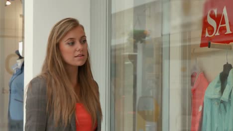 Pretty-blonde-window-shopping-in-mall