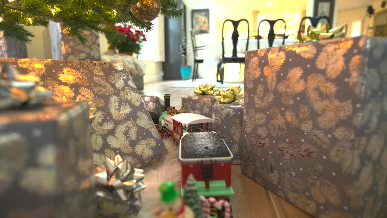 축제의 크리스마스 트리 에서 슬라이드, 선물 풍부, 모형 열차를 전시, 즐거움을 퍼뜨리는 즐거운 앞으로 슬라이딩