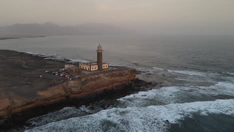 Embárcate-En-Un-Viaje-Visual-Con-Una-Vista-Aérea-De-Un-Faro-Costero-Y-El-Mar.