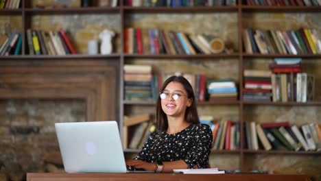 joven que trabaja en una biblioteca