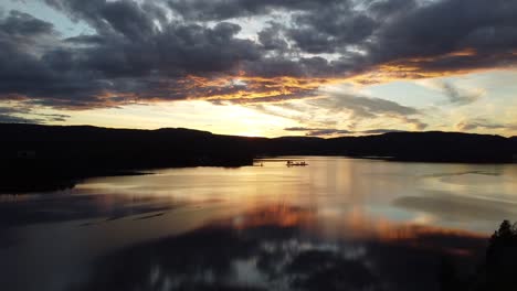 Volando-Sobre-Un-Lago-En-Noruega-Con-Una-Fantástica-Puesta-De-Sol-En-El-Horizonte-2