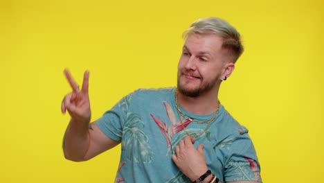 ambicioso turista satisfecho joven elegante posando para fotógrafos persona rica famosa exitosa
