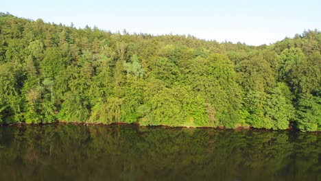 Orilla-Del-Lago-Łapino-En-Un-Camión-Kashubia-Disparado-Desde-Un-Dron