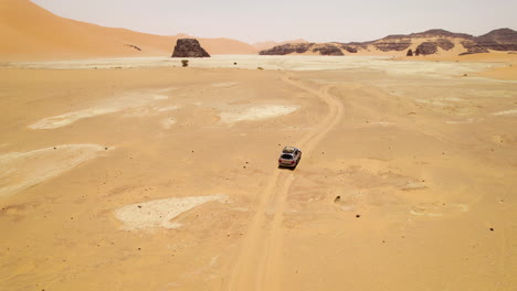 Aventura-En-Convoy-4x4-En-El-Desierto-Rojo-Del-Sahara-De-Djanet-En-Argelia,-áfrica-Del-Norte