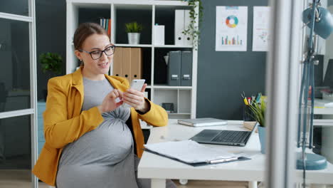 pregnant woman working in office