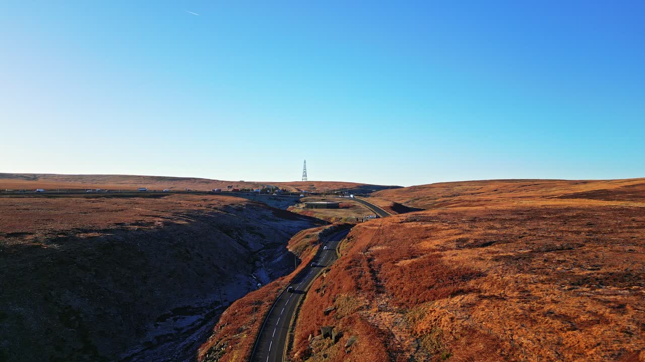 vista aérea de los páramos en movimiento de saddleworth moor, la autopista m62 y la carretera ripponden