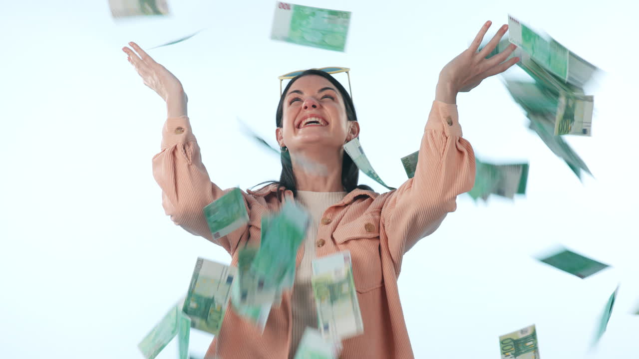 mujer feliz, lluvia de dinero y celebración
