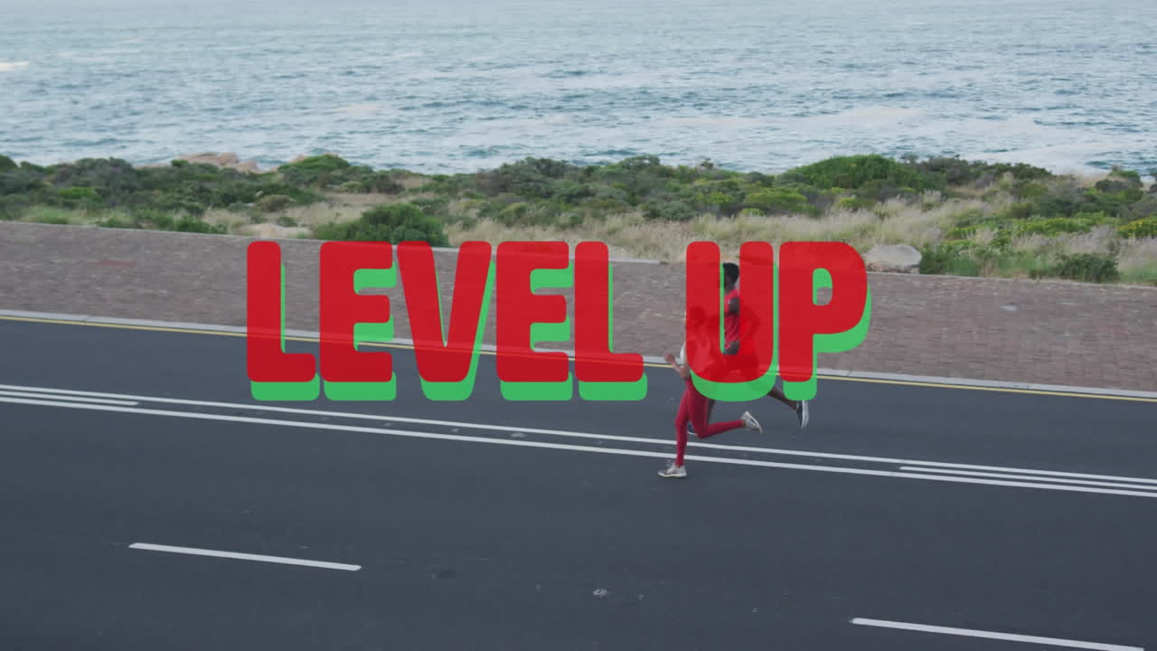 animación de las palabras nivel arriba en rojo sobre pareja ejercitando corriendo en carretera de montaña