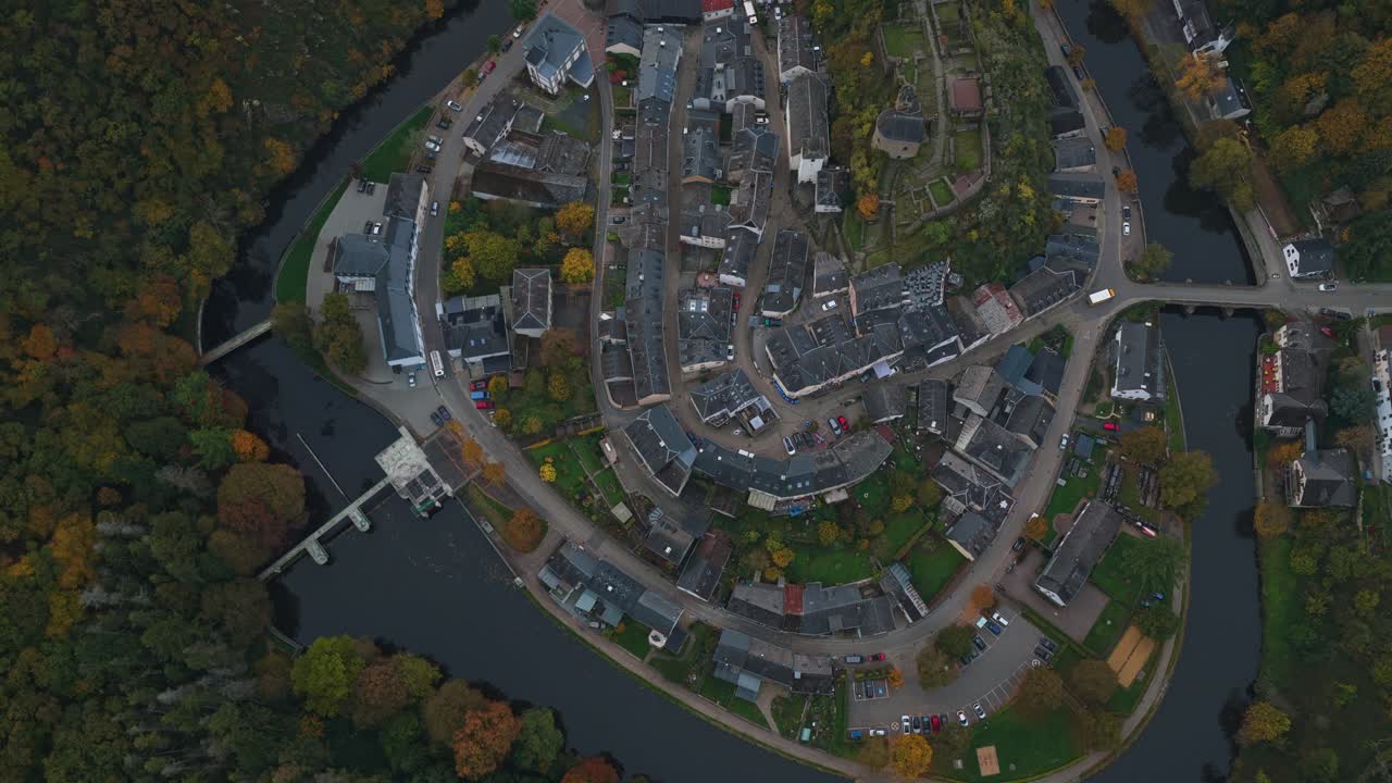 Esch-sur-Sûre, Lussemburgo – serena vista aerea di un villaggio fluviale