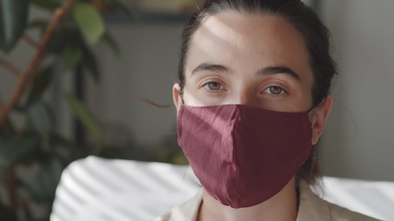 retrato de mujer con máscara facial en casa