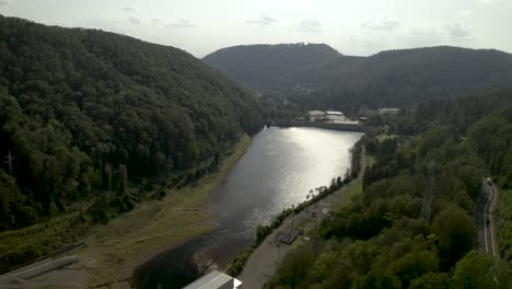 Szenische-Drohnenaufnahme-Eines-Wunderschönen-Sees-Bei-Sonnenuntergang-Im-Nationalpark-Harz,-Deutschland,-Europa