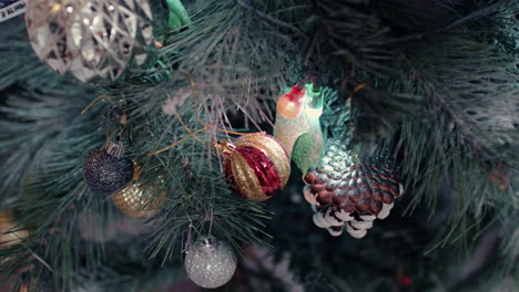 Bunte-Christbaumschmuck-Mit-Lichtern.-Nahaufnahme