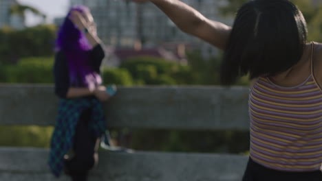 Mujer-Bailando-Joven-Bailarina-Hispana-De-Hip-Hop-En-La-Ciudad-Realizando-Movimientos-Contemporáneos-Amigos-Viendo-Disfrutando-De-La-Danza-Urbana-De-Estilo-Libre-Chicas-Multiétnicas-Relajándose-Practicando-En-La-Calle-De-Cerca