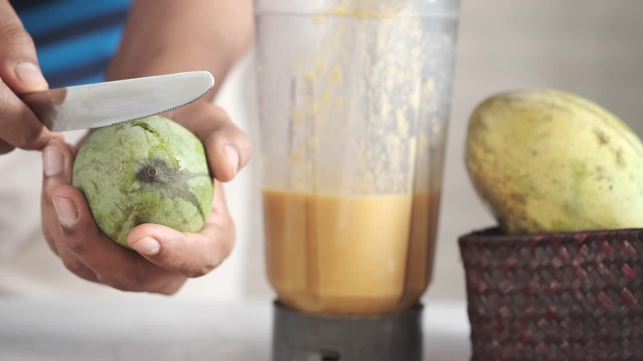 la preparación de un batido de mango