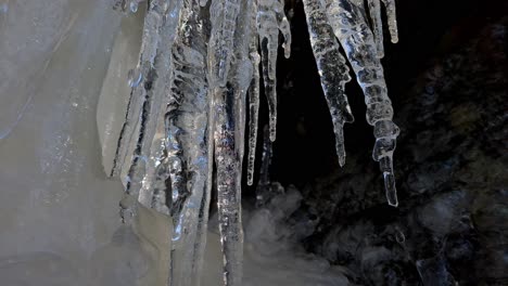 hielo decorativo, gotas de agua del hielo congelado en primavera, de cerca