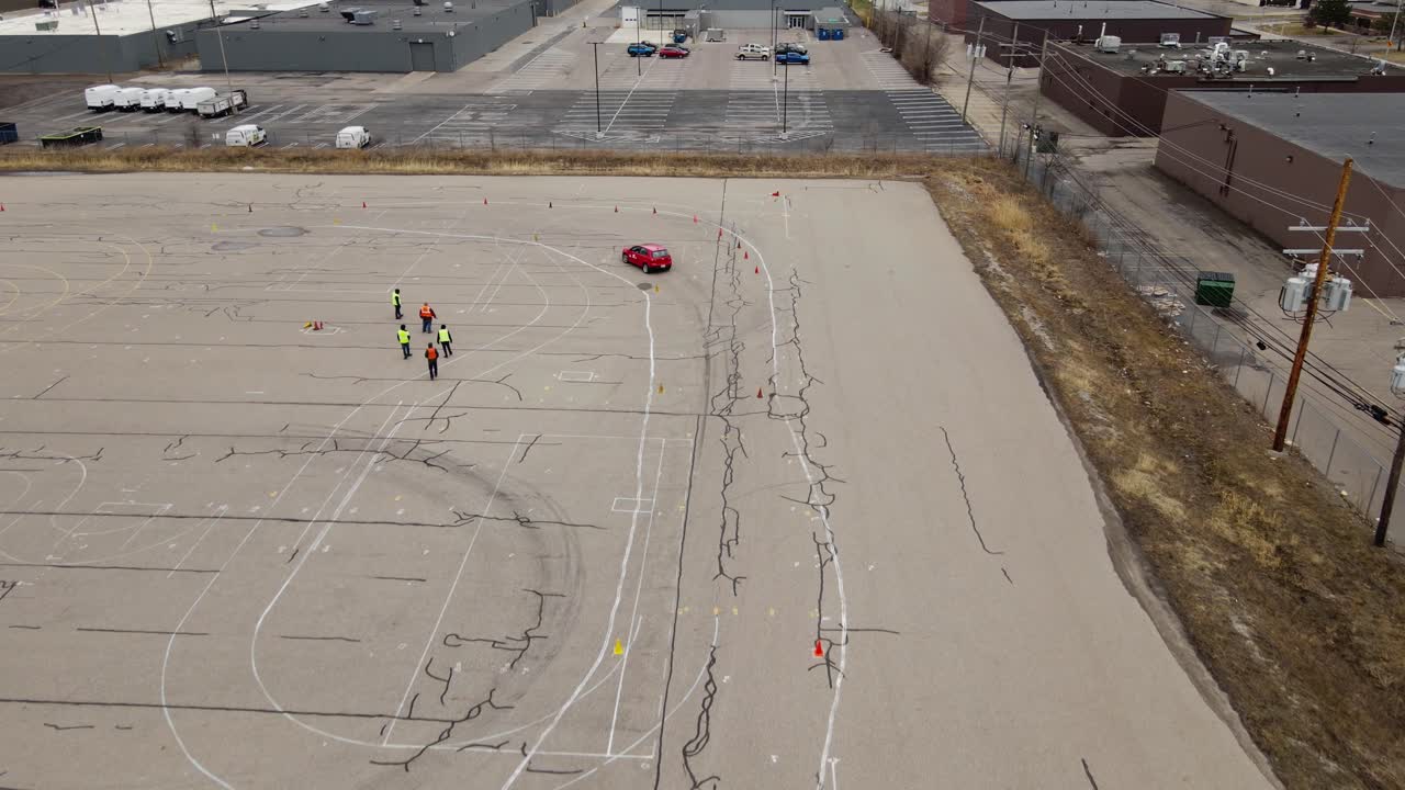pista de velocidad con vehículo rojo a toda velocidad, vista aérea de seguimiento