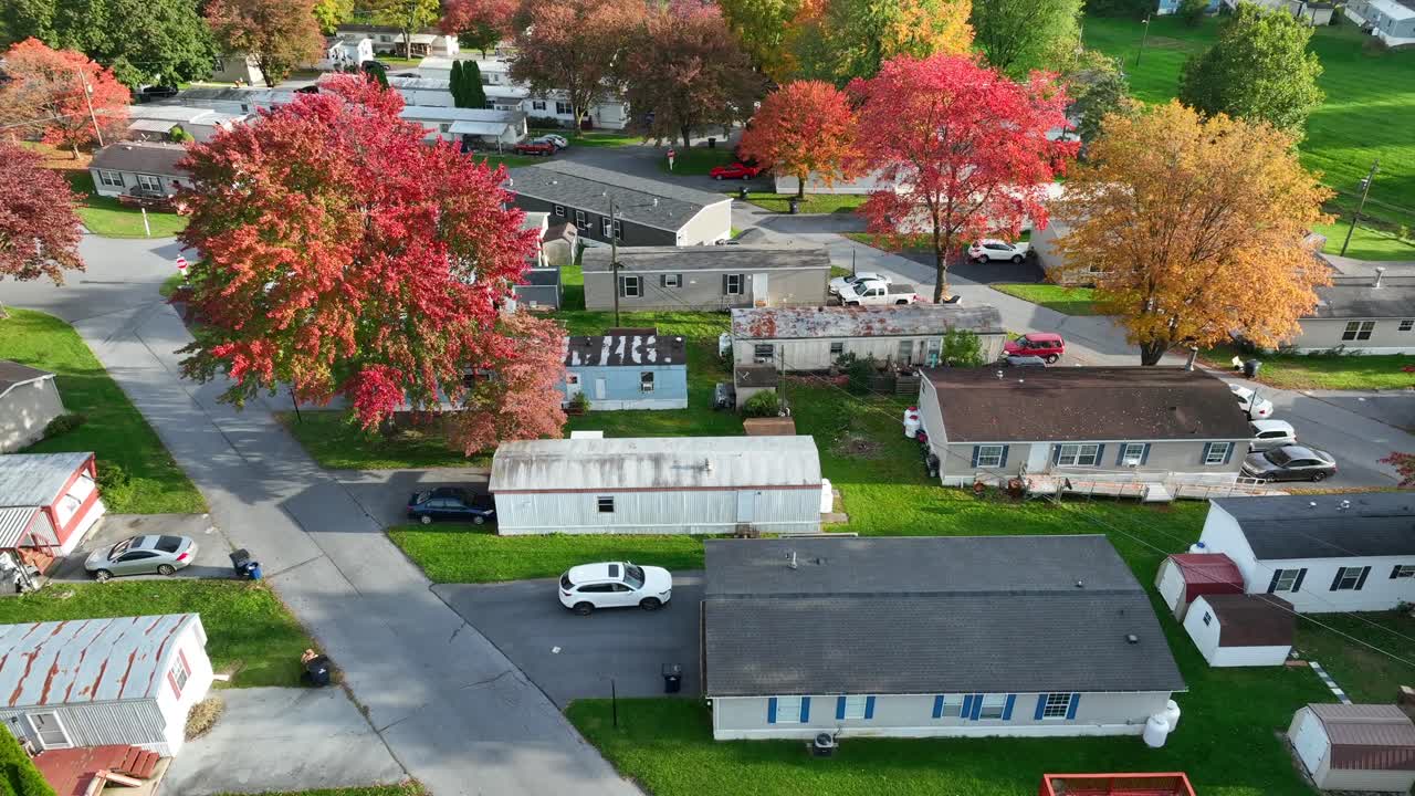 parque de casas móviles en los estados unidos rurales durante el otoño
