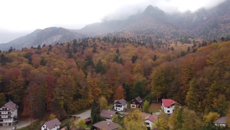 vista aérea de la montaña en otoño
