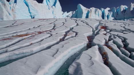 impresionante paisaje glacial con grietas y algas