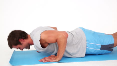 hombre fuerte haciendo flexiones