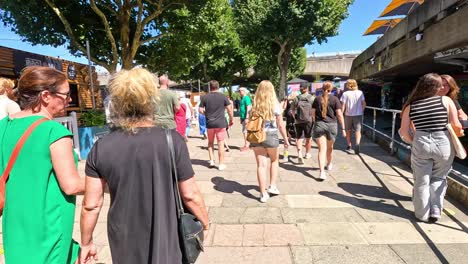 personas caminando al aire libre en el centro de southbank