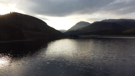 Diese-Drohnenaufnahme-Nah-An-Der-Oberfläche-War-Ein-Favorit-Von-Mir,-Als-Ich-Bei-Sonnenaufgang-über-Den-Ennerdale-See-Flog