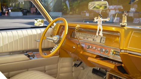 Klassischer-Modifizierter-Lowrider-Muscle-Car-Innenraum,-Autoinnenraum,-Amerikanisches-Auto,-Oldtimer